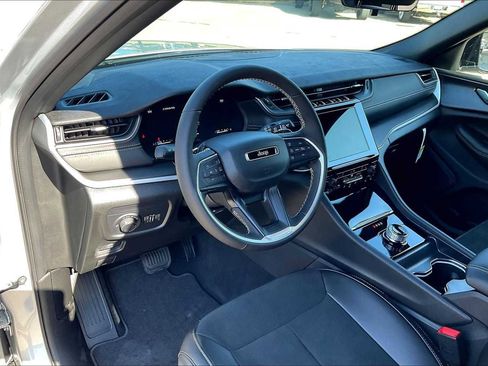 New 2025 Jeep Grand Cherokee Altitude AWD/4WD image 8
