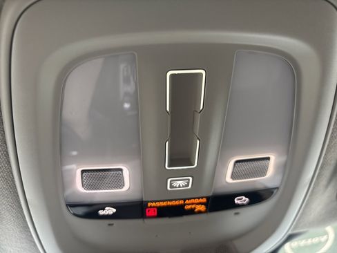 Certified 2023 Volvo XC40 B5 Ultimate w/ Protection Package Premier image 34