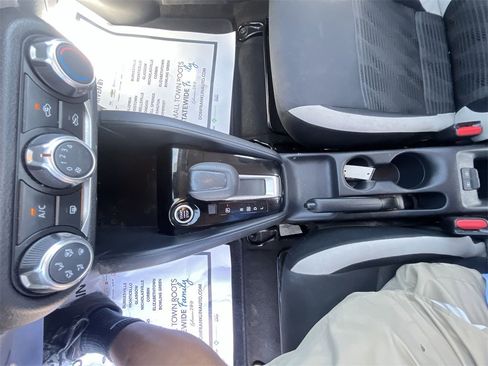 Used 2022 Nissan Versa SV image 19
