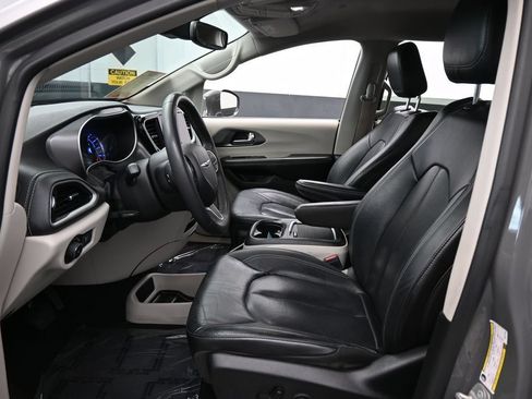 Used 2022 Chrysler Pacifica Touring-L FWD image 11
