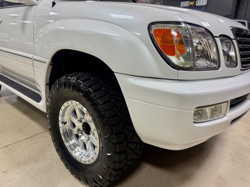 Used 2006 Lexus LX 470 4WD w/ Preferred Accessory Pkg image 17