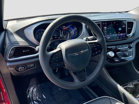 Used 2025 Chrysler Pacifica Limited FWD image 8