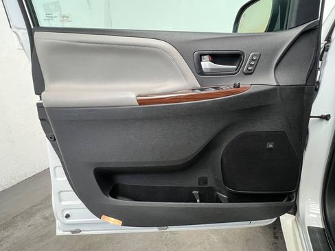 Used 2017 Toyota Sienna Limited Premium AWD/4WD image 7