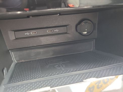 Used 2024 Volkswagen Taos SE image 23