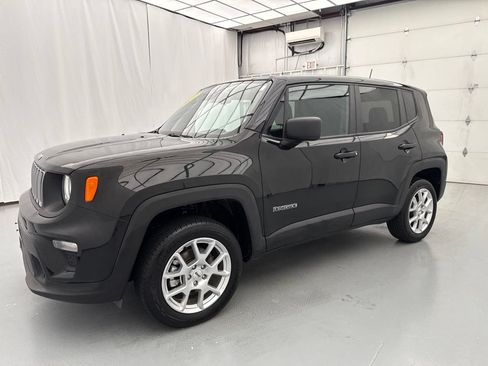 Used 2023 Jeep Renegade Latitude AWD/4WD image 3