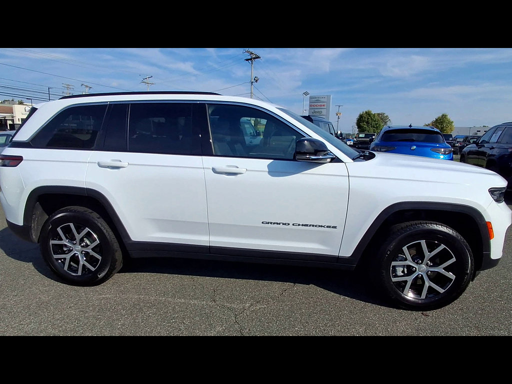 Used 2025 Jeep Grand Cherokee Limited AWD/4WD image 9