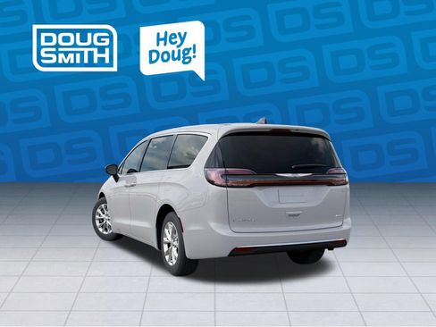 New 2026 Chrysler Pacifica Select image 3