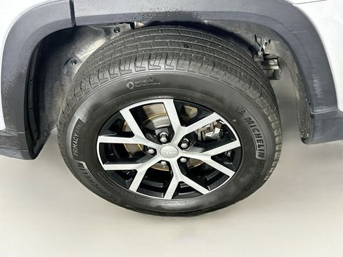 Used 2024 Jeep Grand Cherokee L Limited w/ Luxury Tech Group II image 11