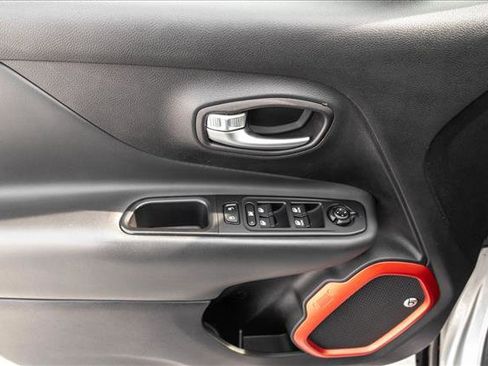 Used 2019 Jeep Renegade Trailhawk AWD/4WD image 14