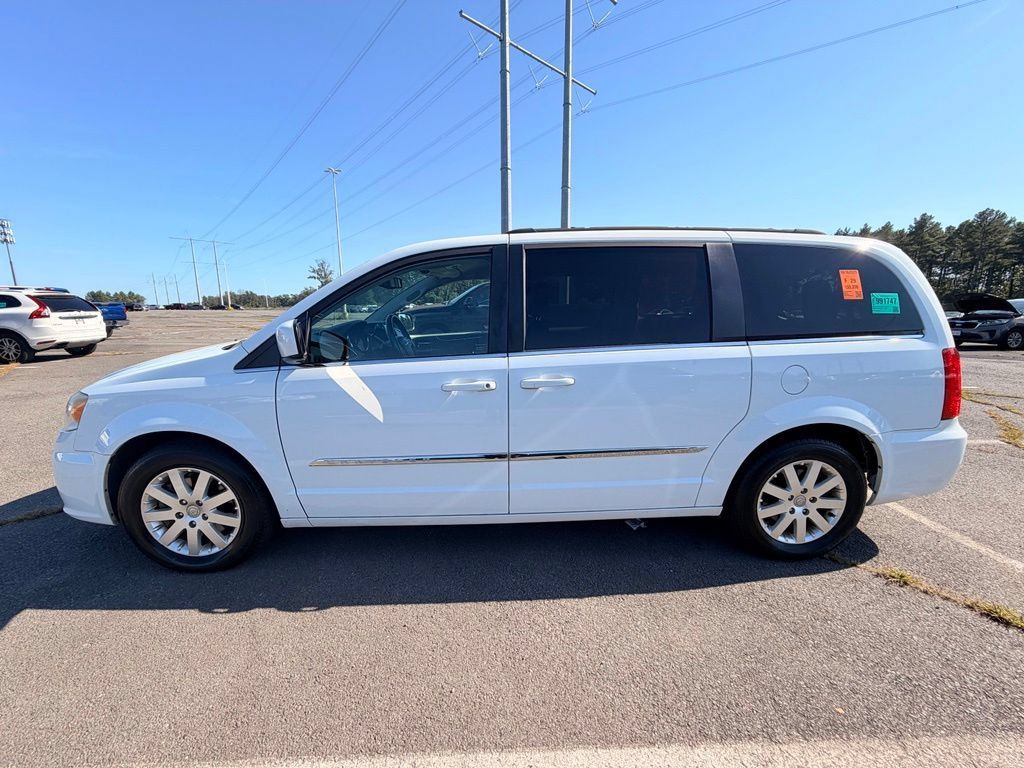 Used 2014 Chrysler Town & Country Touring FWD image 5