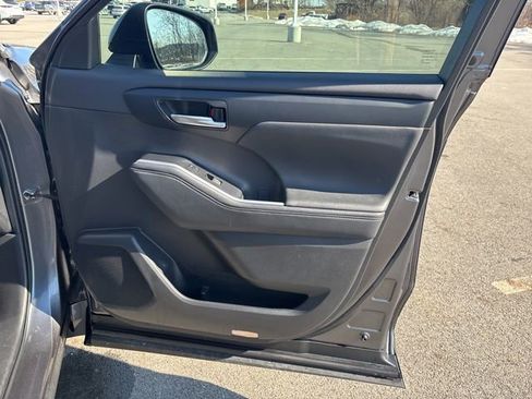 Certified 2024 Toyota Highlander XLE image 10