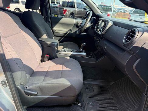Used 2018 Toyota Tacoma TRD Off-Road AWD/4WD image 17