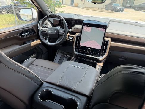 Used 2026 GMC Yukon Denali Ultimate w/ LPO, Floor Liner Package AWD/4WD image 3