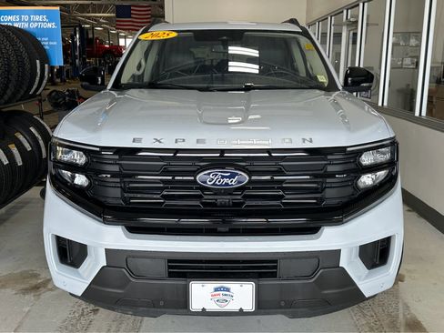 Used 2025 Ford Expedition Active image 3