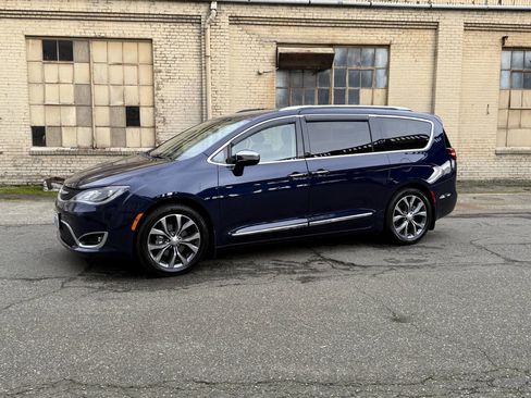 Used 2017 Chrysler Pacifica Limited w/ Tire & Wheel Group image 4