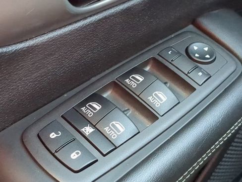 Used 2025 Chrysler Pacifica Select FWD image 23