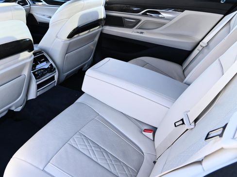 Used 2020 BMW 750i xDrive w/ Executive Package image 9