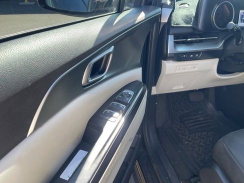 Used 2022 Kia Carnival LX image 5
