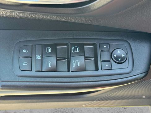 Used 2019 Jeep Cherokee Trailhawk w/ Comfort/Convenience Group AWD/4WD image 16