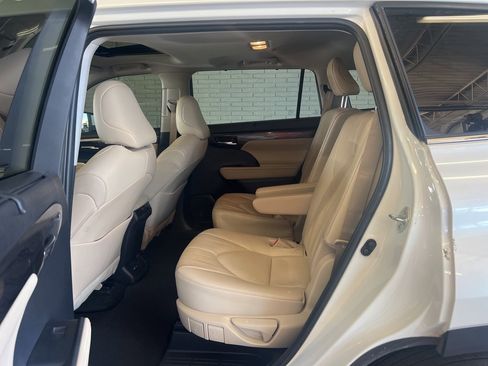 Used 2023 Toyota Highlander Limited image 11