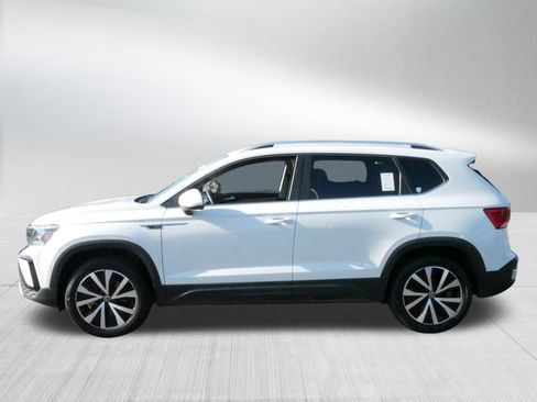 Certified 2022 Volkswagen Taos SE image 4