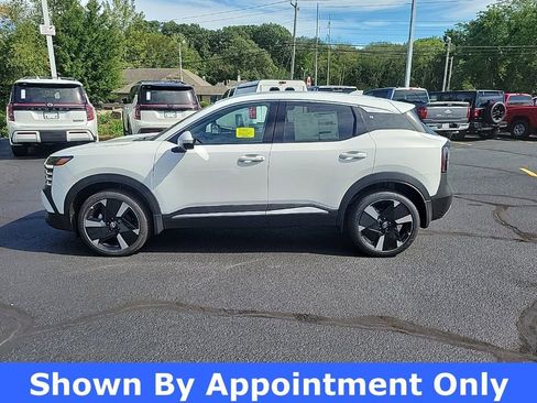 Used 2025 Nissan Kicks SR image 2