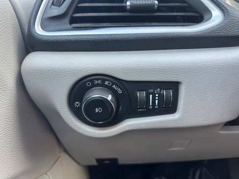 Used 2023 Chrysler Pacifica Touring-L AWD/4WD image 13
