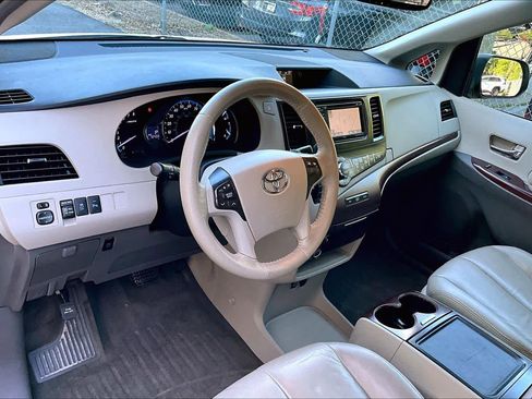 Used 2013 Toyota Sienna XLE FWD image 18