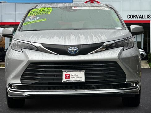 Used 2024 Toyota Sienna XLE image 9