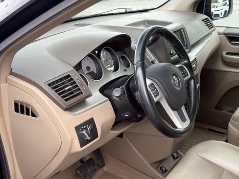 Used 2011 Volkswagen Routan SE FWD image 19