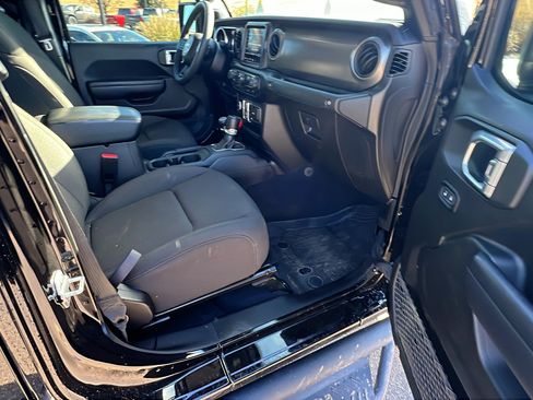 Used 2023 Jeep Gladiator Sport image 18