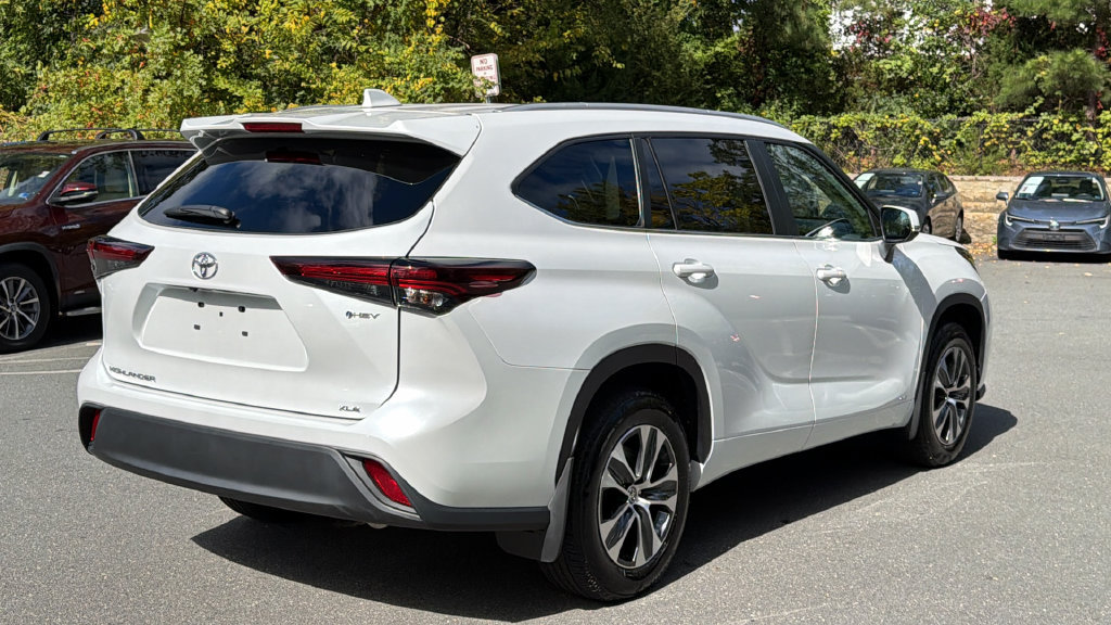 Used 2025 Toyota Highlander XLE AWD/4WD image 4