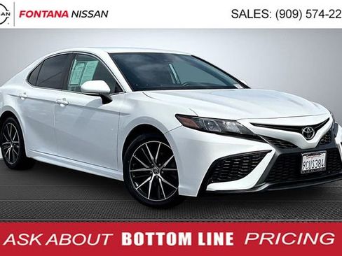 Used 2022 Toyota Camry SE image 1