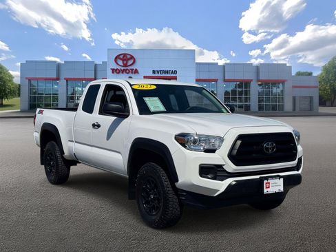 Certified 2022 Toyota Tacoma SR w/ SX Package AWD/4WD image 2