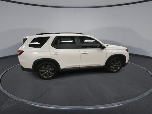 Used 2025 Honda Pilot Sport image 9