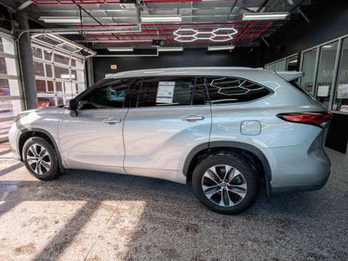 Certified 2022 Toyota Highlander XLE image 3