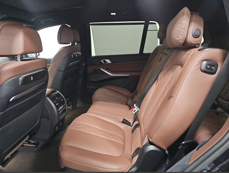 Used 2024 BMW X7 xDrive40i w/ M Sport Package AWD/4WD image 8