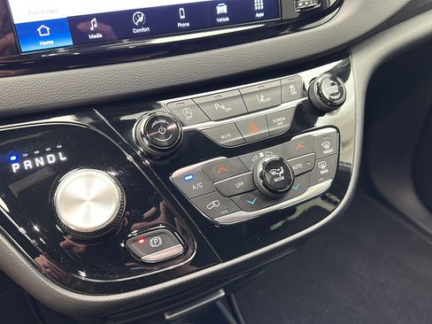 Used 2025 Chrysler Pacifica Select FWD image 18