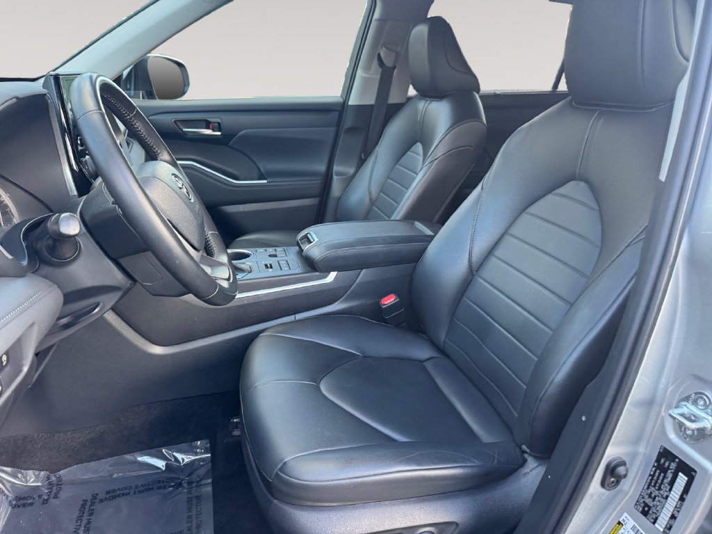 Used 2023 Toyota Highlander XLE AWD/4WD image 9