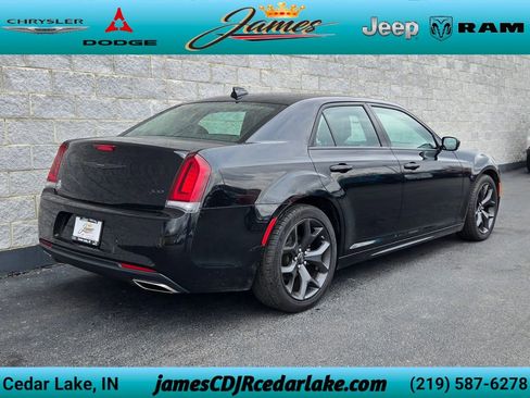 Used 2023 Chrysler 300 Touring L w/ Popular Equipment Group RWD image 5