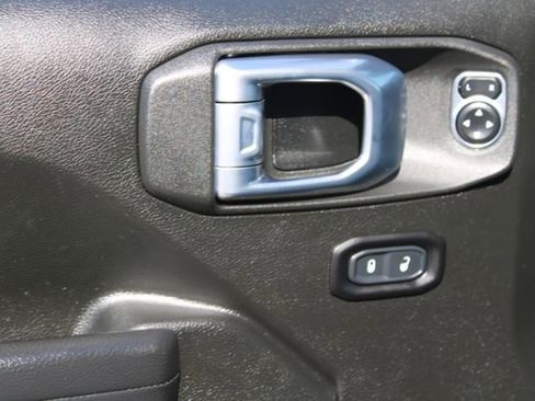 Used 2022 Jeep Gladiator Sport AWD/4WD image 17