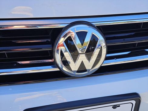 Used 2021 Volkswagen Tiguan SE R-Line image 3