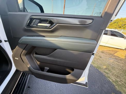 Used 2025 GMC Yukon AT4 w/ AT4 Premium Package AWD/4WD image 24
