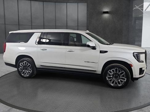 Used 2023 GMC Yukon XL Denali Ultimate AWD/4WD image 4