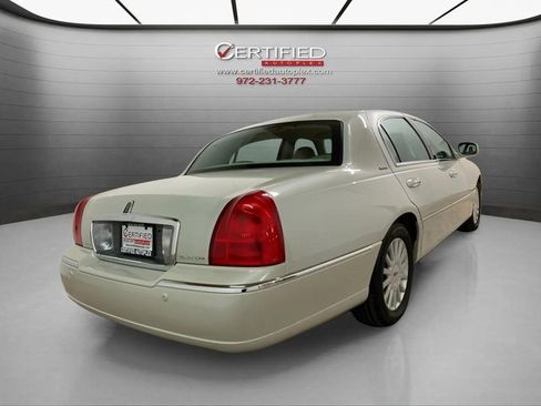 Used 2005 Lincoln Town Car Signature image 6