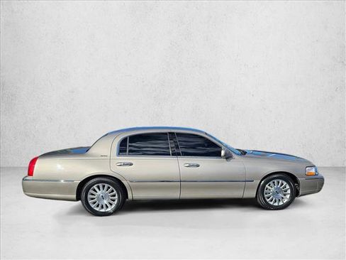 Used 2003 Lincoln Town Car Signature image 3
