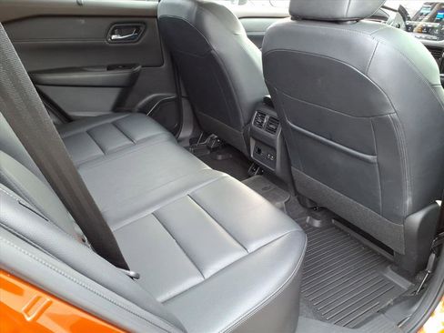 Used 2023 Nissan Rogue SL w/ SL Premium Package image 9