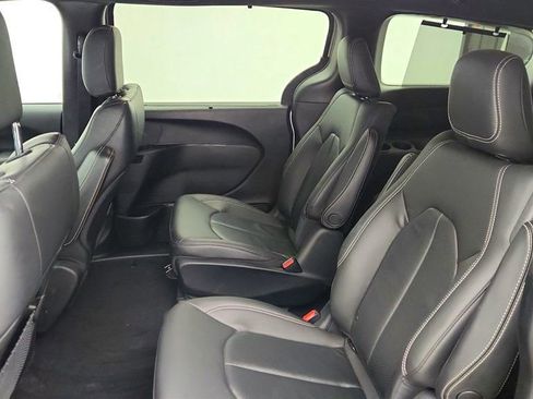 Used 2020 Chrysler Pacifica Touring-L w/ S Appearance Package FWD image 23