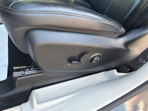 Used 2018 Chrysler Pacifica Touring-L w/ Tire & Wheel Group FWD image 11