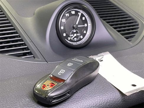 Certified 2025 Porsche Macan image 47